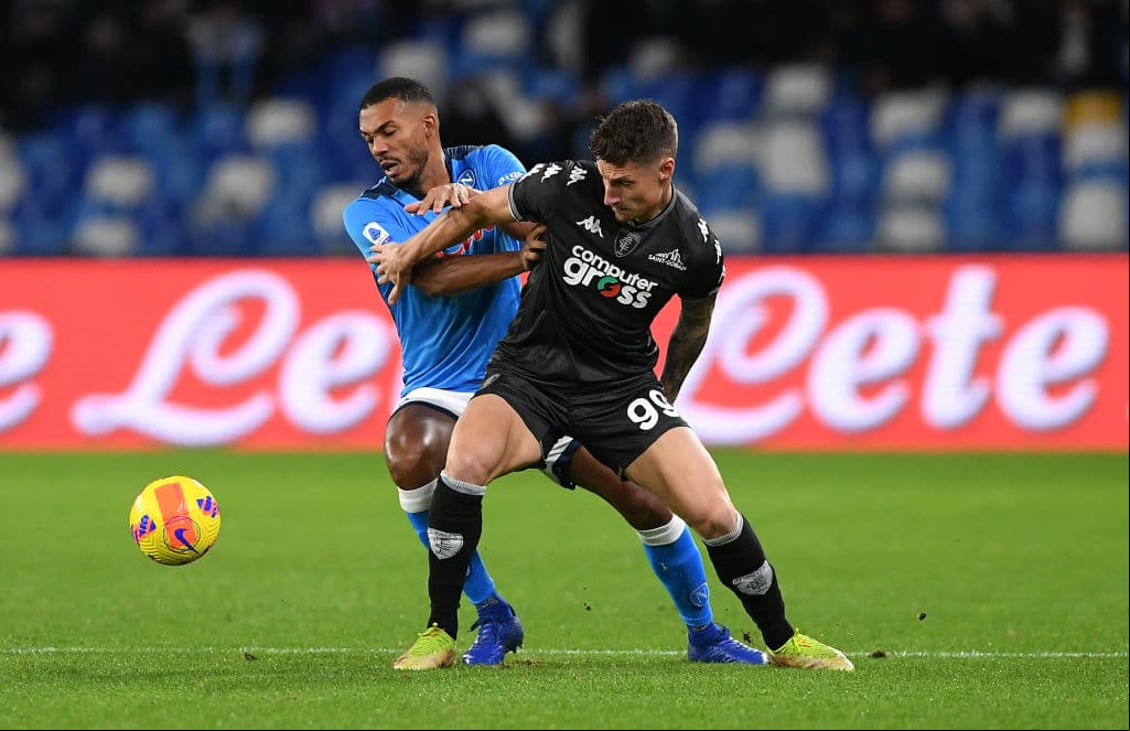Napoli cae ante el Empoli por la mínima y se aleja de los primeros puestos en la Serie A, pero siguen cerca de puestos europeos. Patrick Cutrone anotó el tanto del gane al 70'. Hirving Lozano jugó 63 minutos.