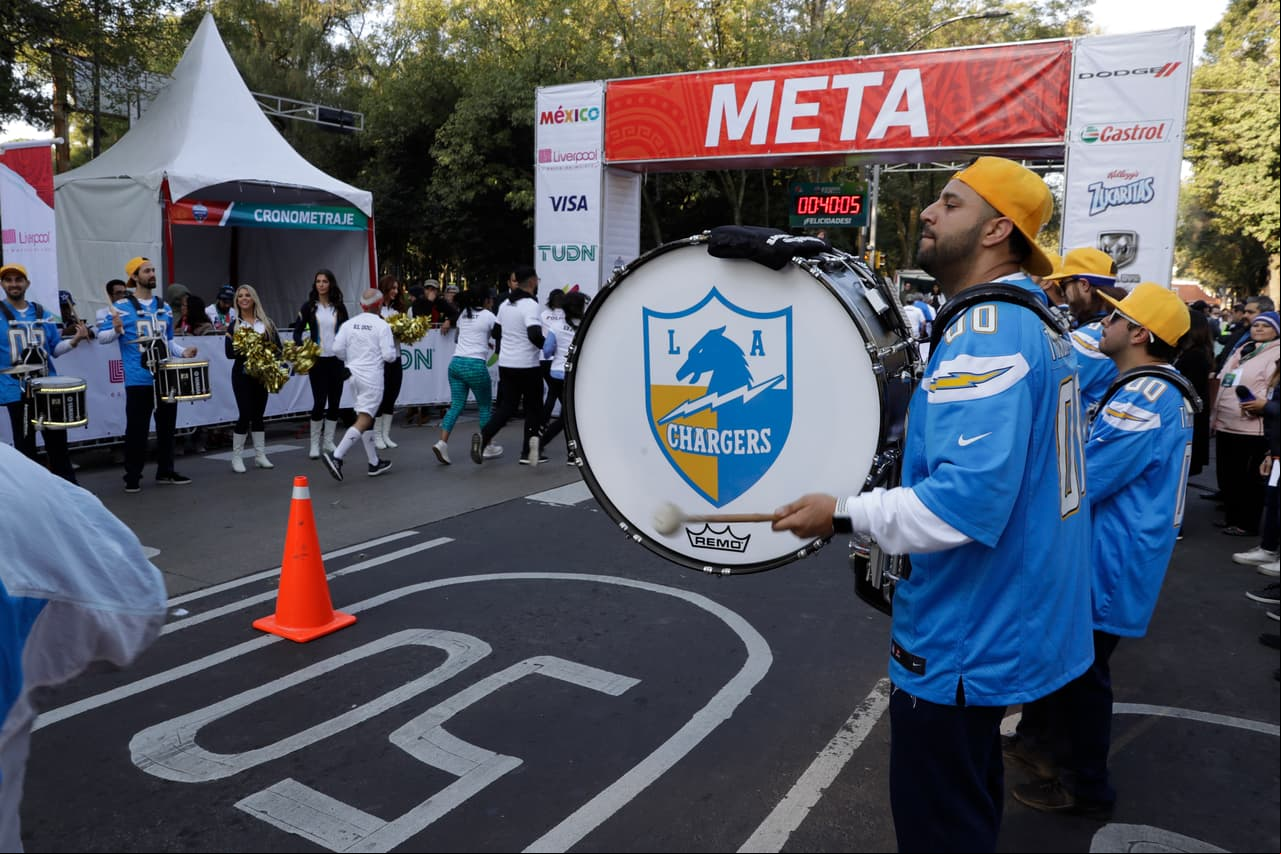 También se llevó a cabo la NFL Fan Race, en la que miles de personas corrieron para divertirse y también por premios que otorgaron a los primeros cinco lugares, entre ellos trofeos y boletos para asistir al partido.