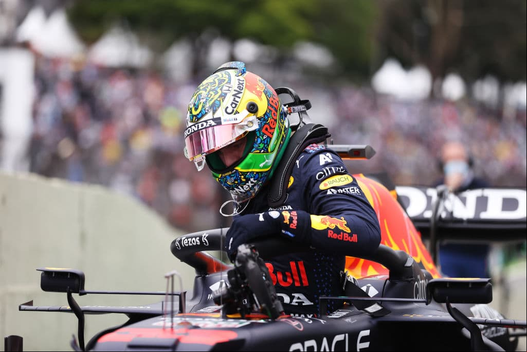 El mexicano Sergio Pérez se quedó en el cuarto sitio de la clasificación para el Sprint del Gran Premio de Brasil en el cual el británico Lewis Hamilton brilló y se quedó con la primera posición a pesar de la sanción que acarrea por modificaciones en el motor. Lewis Hamilton, perderá cinco puestos en parrilla, por cambiar la cámara de combustión del motor de su Mercedes, pero saldrá primero este sábado en la calificación sprint para el Gran Premio de Brasil.