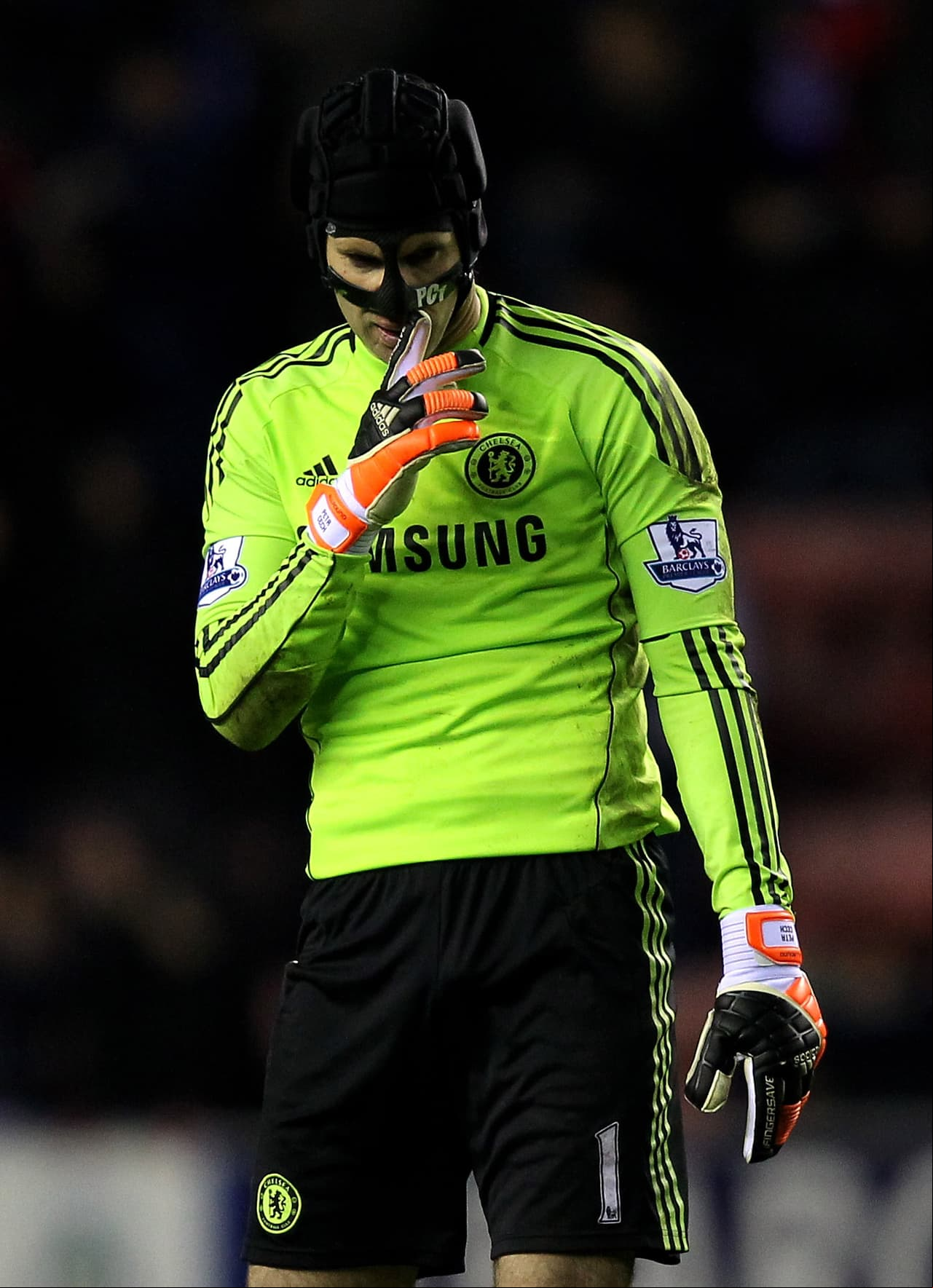 El arquero de los ‘Blues’ utilizó la máscara protectora también en el empate en la Premier League entre el Wigan y Chelsea en el estadio DW el 17 de diciembre de 2011.