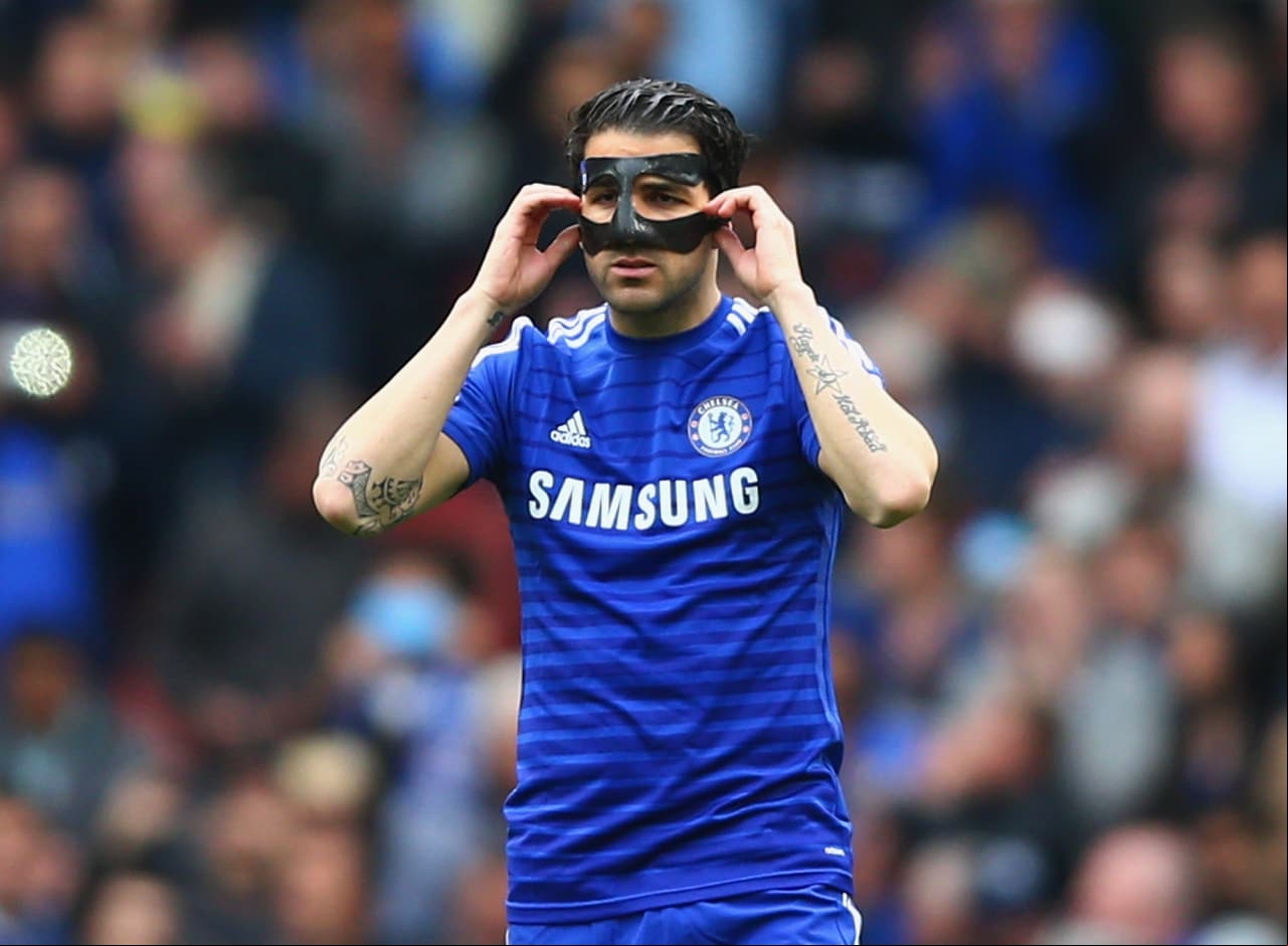 Cesc Fábregas ajusta su máscara de protección antes del partido de la Premier League entre el Arsenal y el Chelsea en el estadio Emirates el 26 de abril del 2015 en Londres, Inglaterra.