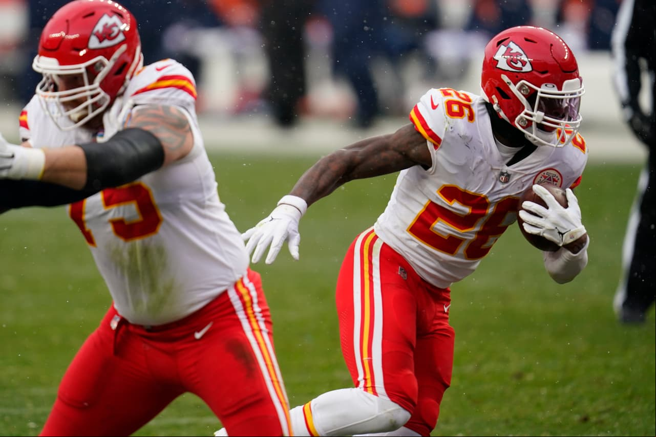 Kansas City tiene una nevada visita visita en Denver, pero Patrick Mahomes responde en cualquier clima y los Chifs destrozan 43-16 a los Denver Broncos.