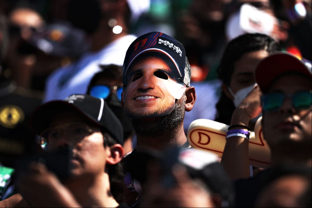 El ambiente que se vive en el Autódromo de los Hermanos Rodríguez no tiene igual y claro que el público tiene a su piloto favorito. Entre banderas y cánticos, la pasión por la Formula 1 está presente y el apoyo a 'Checo' Pérez y al equipo de Red Bull también.