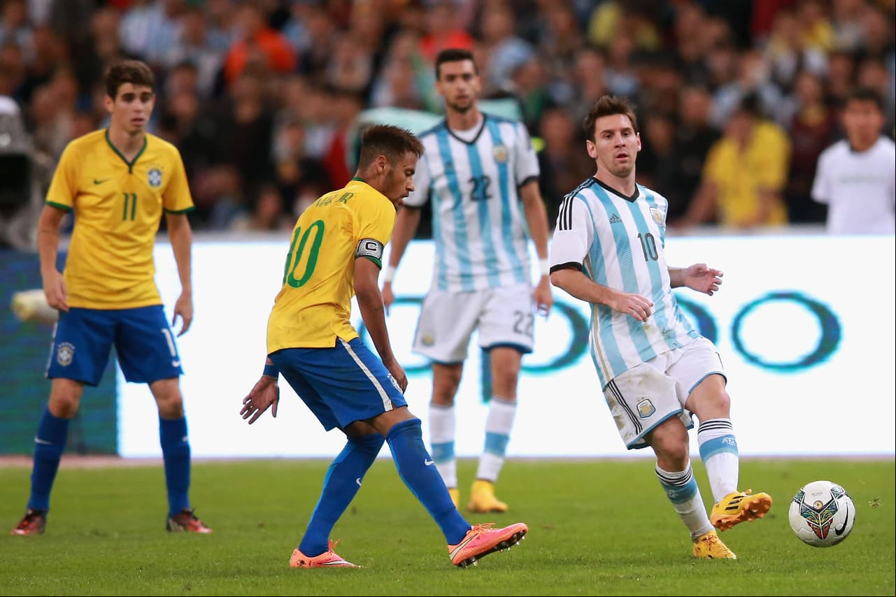 Primero deberá recibir la visita de su archirrival y máximo adversario histórico, Brasil. La Verdeamarelha arribó para jugar este jueves en el Monumental de River Plate en Buenos Aires justo en el peor momento de los argentinos en los años recientes.