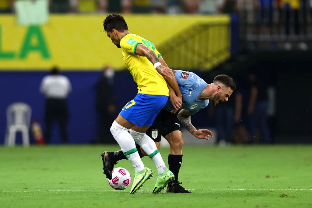 Neymar brilla en Brasil y con un gol y dos asistencias lleva de la mano a la verde amarella para vencer 4-1 a Uruguay.