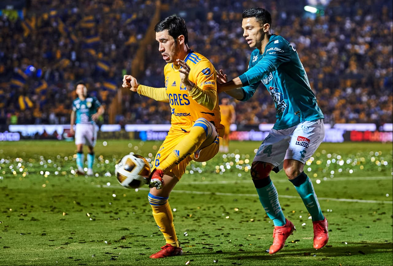 Tigres demuestra las garras que tiene para jugar semifinales y les bastan slo cinco minutos para que Florian Thauvin y Carlos González le den la vuelta al marcador y los locales terminen venciendo 2-1 a la 'Fiera'.