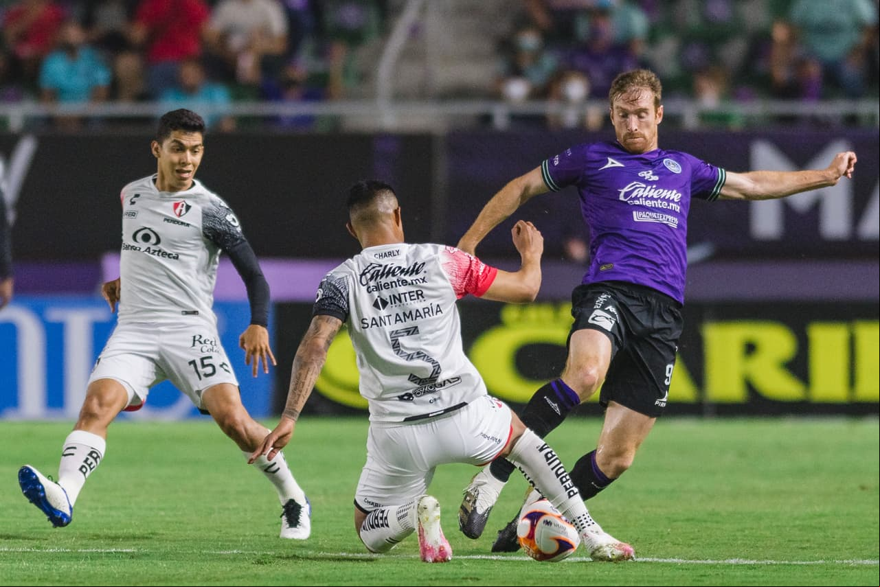 La defensa y el mediocampo de los rojinegros fue de lo mejor en la primera parte con marcas sólidas que dieron salida a sus elementos más veloces.