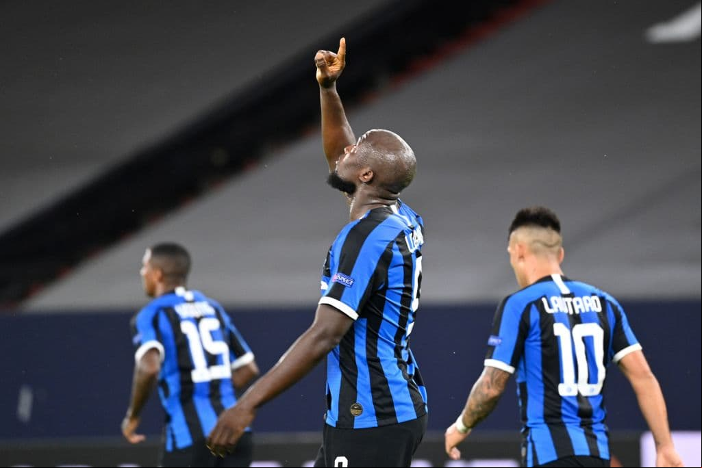 La velocidad y la fuerza de Romelu Lukaku aparecen en duelo y con una sola descolgada del belga es suficiente para abrir el marcador.