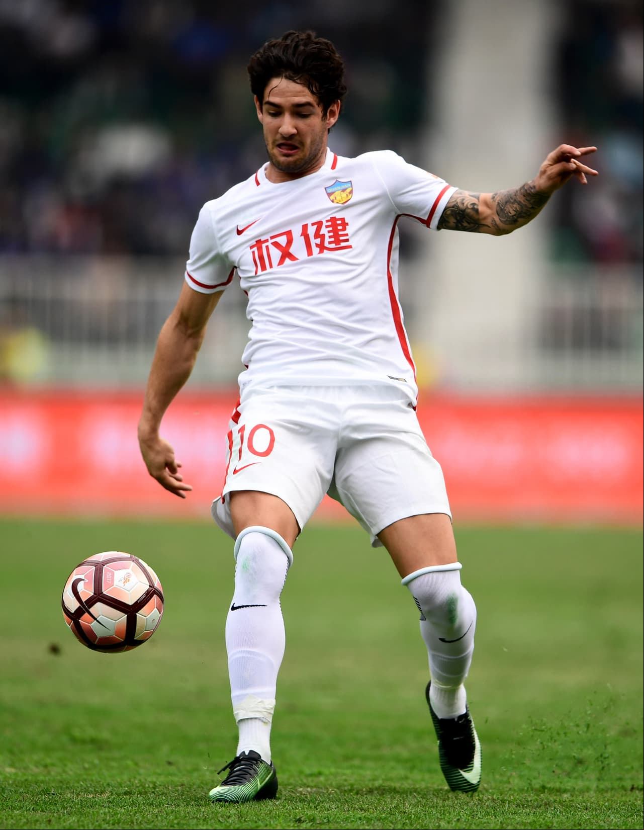 Las lesiones o mermaron y se quedó en promesa. Tuvo un regreso a su país y después volvió a Europa con el Villarreal. Le duró 6 meses hasta que lo sedujeron los millones de China.