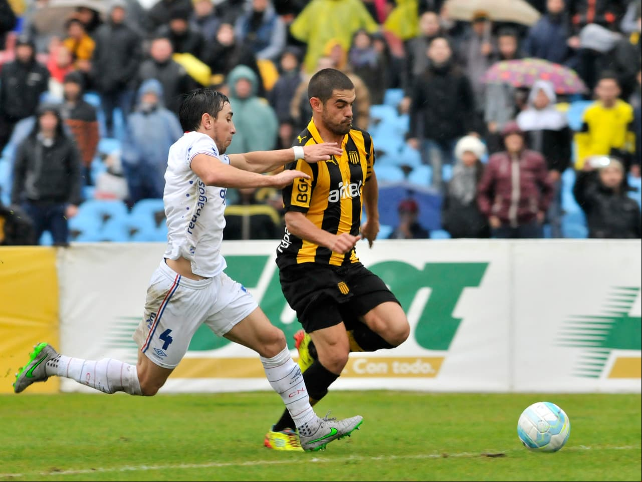 4: Nacional y Peñarol de Uruguay se enfretaron por primera vez el 15 de julio de 1900, con lo que es la rivalidad más antigüa por fuera de las Gran Bretaña.