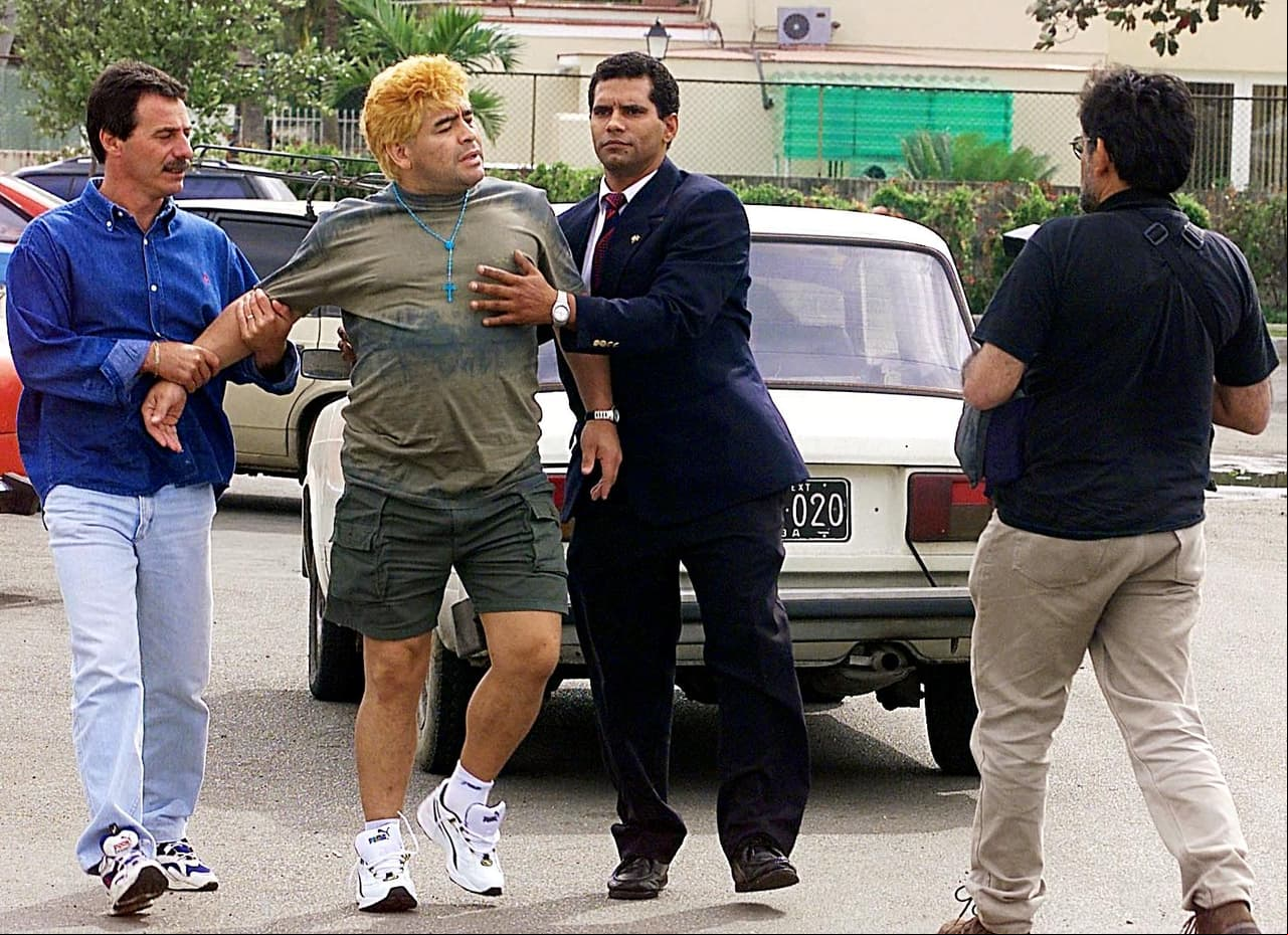 El argentino Diego Maradona tuvo problemas de drogadicción que incluso lo llevaron al arresto en Italia en 1991. En el 2000 estuvo en rehabilitación contra ese vicio en La Habana, Cuba.