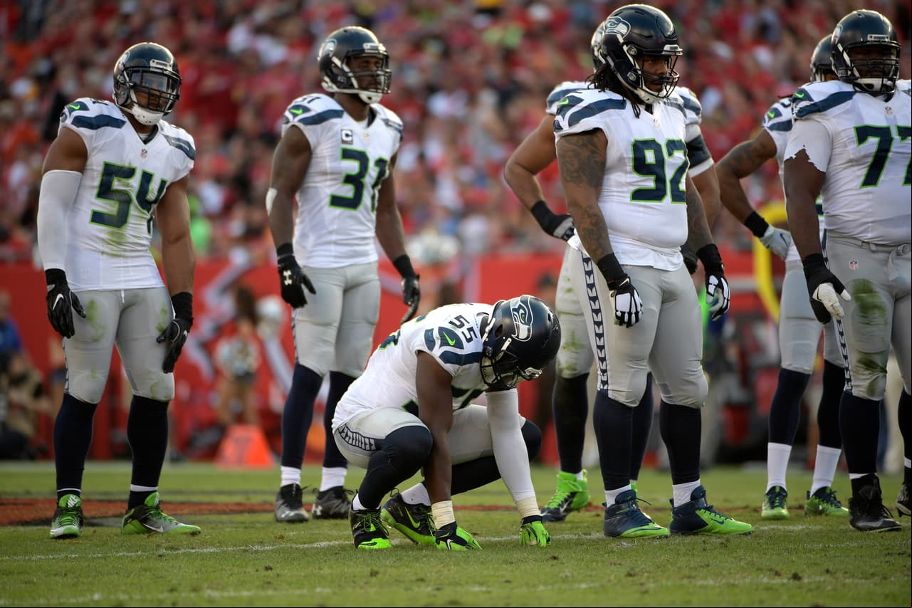 <b>4) SEATTLE SEAHAWKS (7-3-1)</b>
<br>Sí, estoy escribiendo esto después de que 
<a href="http://www.nfl.com/gamecenter/2016112708/2016/REG12/seahawks@buccaneers">los Seahawks tropezaron en Tampa</a>. Sin embargo, aunque hay que darle crédito a 
<a href="http://www.nfl.com/player/geraldmccoy/496816/profile">Gerald McCoy</a> y la defensa de los Bucs por sofocar a 
<a href="http://www.nfl.com/player/russellwilson/2532975/profile">Russell Wilson</a>, Seattle sigue siendo un equipo fuerte con un 
<i>muy</i> 
<i>manejable</i> calendario en la recta final:
<br>
<a href="http://www.nfl.com/gamecenter/2016120412/2016/REG13/panthers@seahawks">vs. Carolina</a>; 
<a href="http://www.nfl.com/gamecenter/2016121111/2016/REG14/seahawks@packers">en Green Bay</a>; 
<a href="http://www.nfl.com/gamecenter/2016121500/2016/REG15/rams@seahawks">vs. los Angeles</a>; 
<a href="http://www.nfl.com/gamecenter/2016122410/2016/REG16/cardinals@seahawks">vs. Arizona</a> y 
<a href="http://www.nfl.com/gamecenter/2017010115/2016/REG17/seahawks@49ers">en San Francisco</a>.