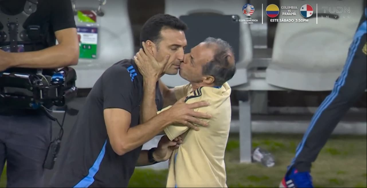¡Qué beso! Scaloni recibe tremenda muestra de cariño tras el triunfo de Argentina