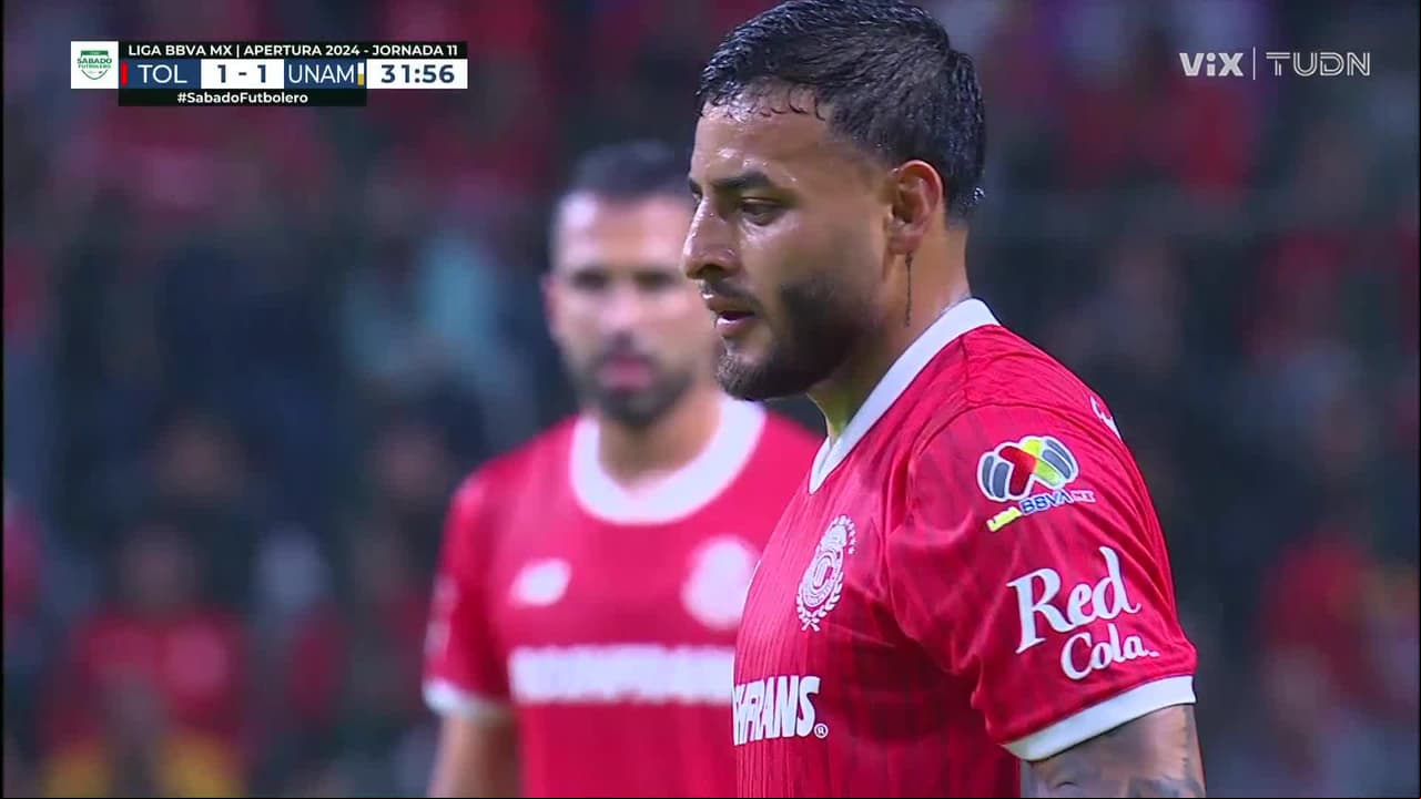 El poste impide un GO-LA-ZO a Alexis Vega