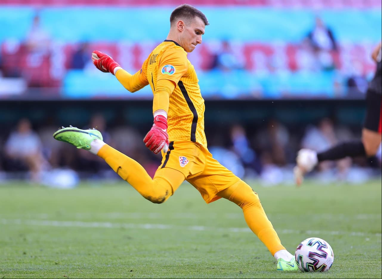 Croacia ganaba el partido con autogol de Pedri, pero España remontó con anotaciones de Sarabia (38’) y Azpilicueta (57’). Fueron Orsic (85’) y Pasalic (92’) en los últimos minutos, que no dejaron a la escuadra de Luis Enrique se llevara el juego. Morata y Oyarzabal, en tiempo extra, le dan la victoria a España y el pase a Cuartos en la Euro 2020.