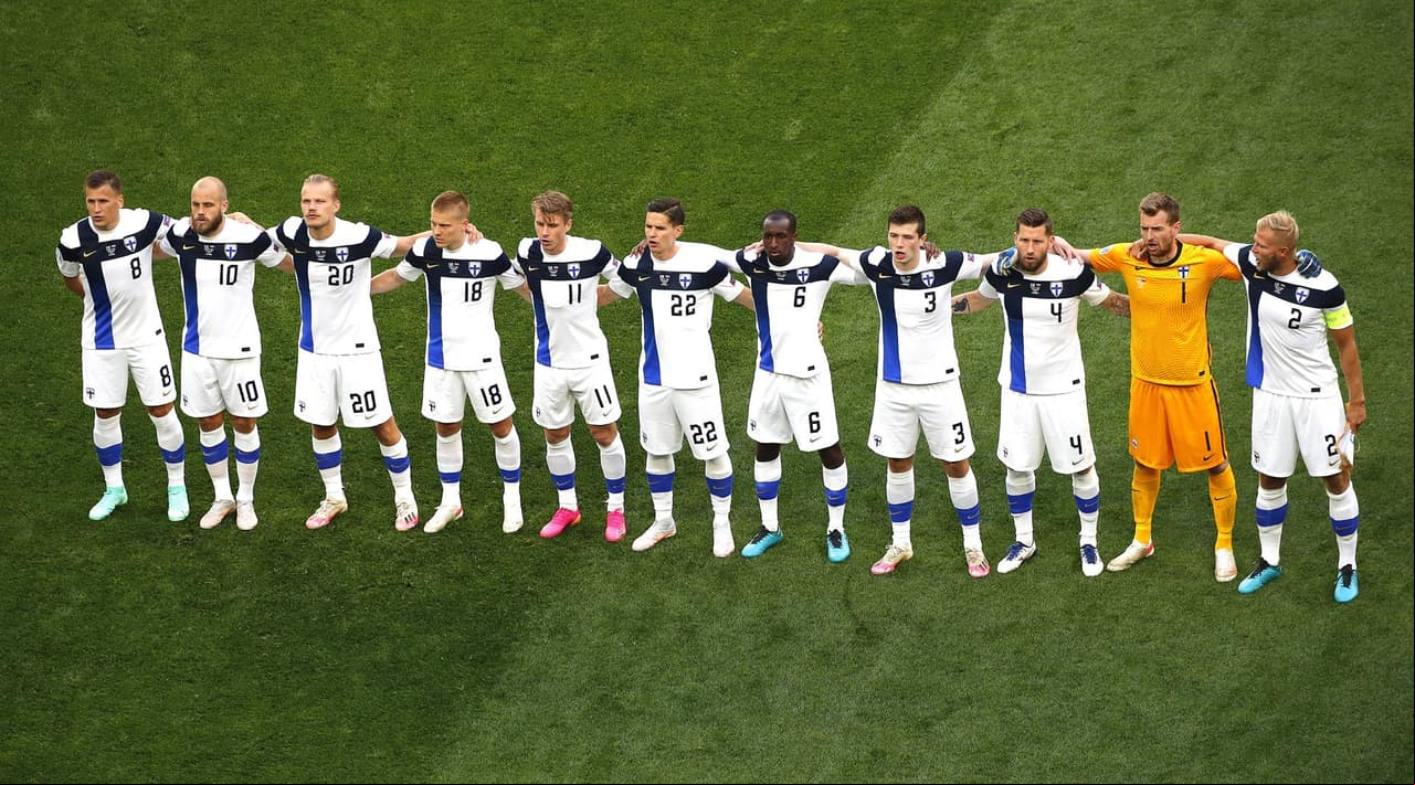Rusia consigue su primera victoria tras derrotar 1-0 a Finlandia durante la segunda jornada del Grupo B en la Euro 2020. Parecía que los visitantes ponían el primer gol del encuentro pero, tras revisión del VAR, se anulaba la anotación. Ya al filo de la primera mitad, Aleksei Miranchuck anotó el tanto que le dio la victoria a los rusos en San Petersburgo.