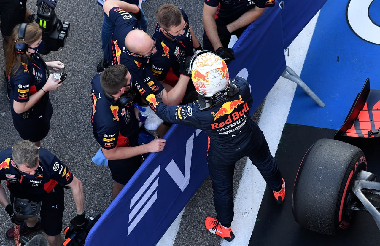 Verstappen y Bottas saldrán en la segunda y tercera posición, respectivamente. Ricciardo, Sainz, Ocon, Norris, Gasly y Albon, completan los primeros 10; Stroll arrancará en 13.