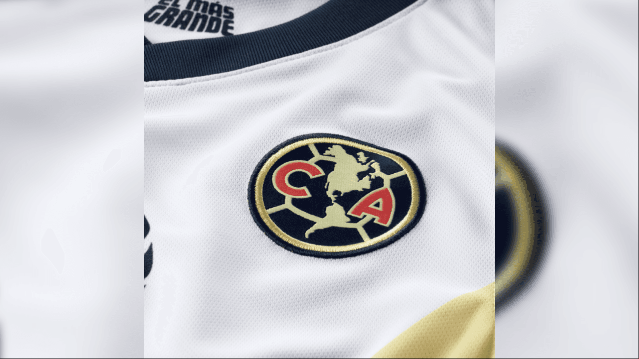 El escudo no cambia, fiel a su tradición, es de los aspectos que no varían a pesar de los cambios en los diseños y colores.