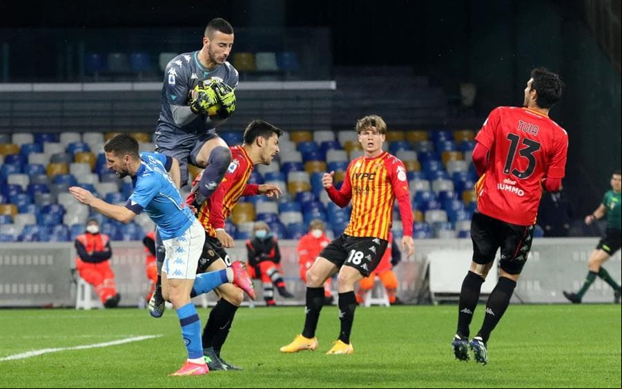 Napoli derrota al Benevento 2-0 y sigue como sexto en la tabla. Con goles de Dries Mertens (34´) y Matteo Politano (66’), los de Gattuso embolsan otra victoria. Koulibali salió del partido expulsado al minuto 81, durante la Jornada 24 de la Serie A. El mexicano Hirving Lozano sigue ausente por lesión.