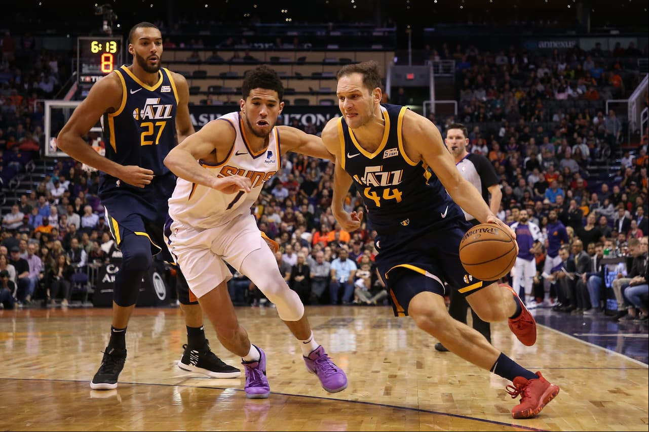 Utah Jazz tiene la segunda mejor defensa del torneo, pero su ataque no tiene los mejores números, promedian casi 18 balones perdidos por juego. Su récord es de 4-3.