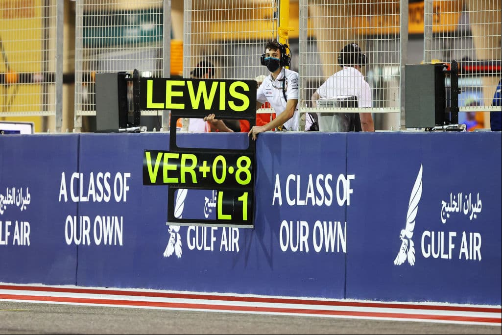 Inicia la Formula 1 con muchas sorpresas, Lewis Hamilton se corona campeón del primer Grand Prix del año, mientra que el mexicano Sergio Pérez, de ir en último lugar por un problema en su monoplaza, terminó quinto lugar en su debut con la escudería Red Bull. Su compañero Max Verstappen logró la segunda posición, mientras que Valtteri Bottas quedó en tercer lugar con Mercedes Benz.