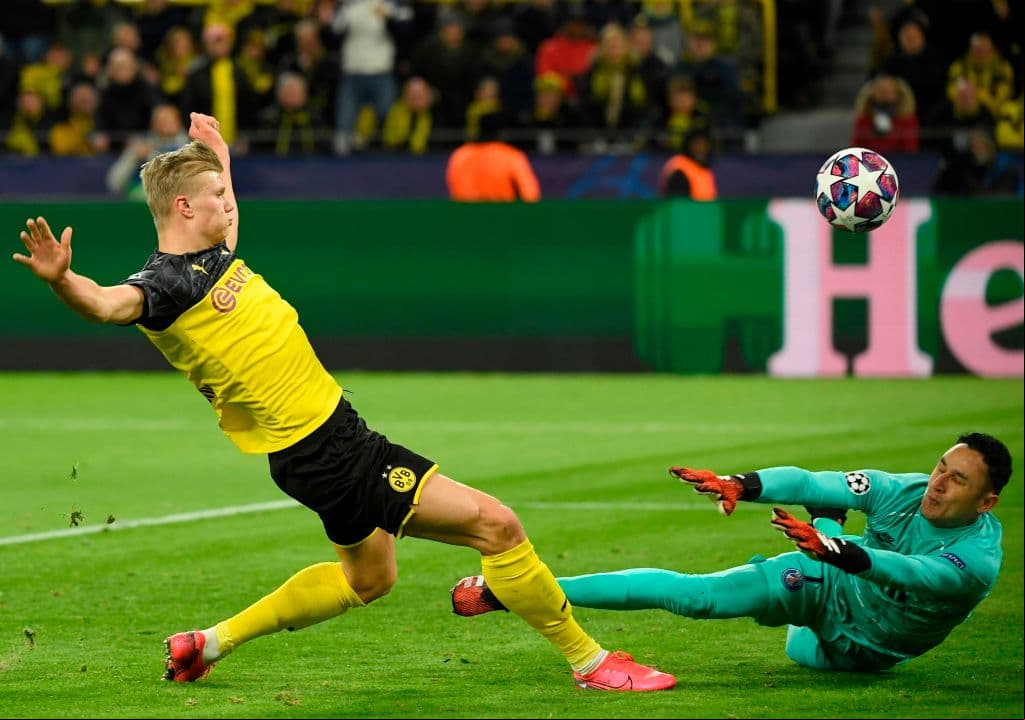 Tras unos rebotes en el área, Haaland se adelanta a los defensores y marca su primer gol en Champions League con el Borussia Dortmund.
