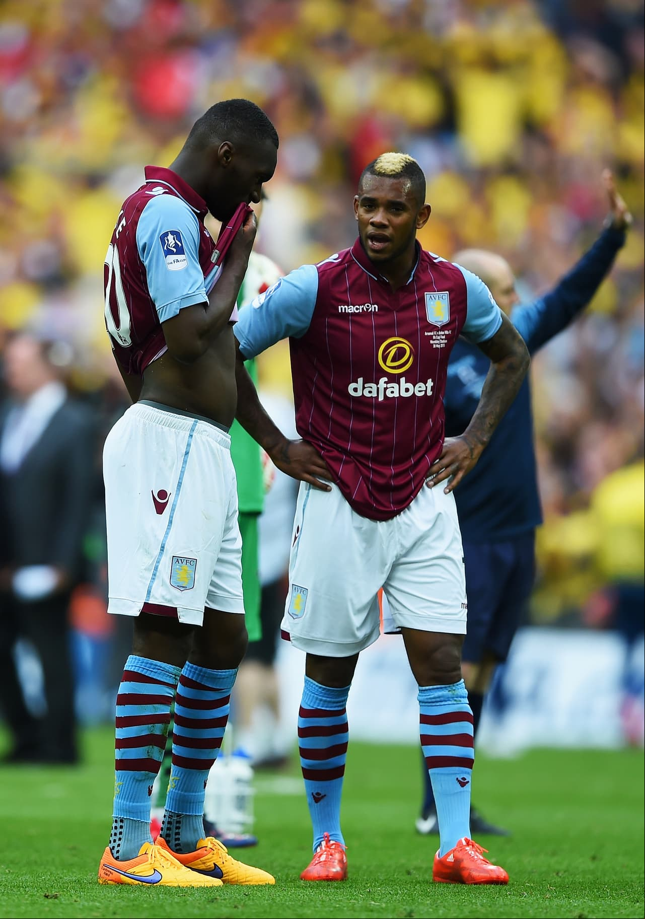 Los Gunners destrozaron al Aston Villa para alzar la Copa de Inglaterra.
