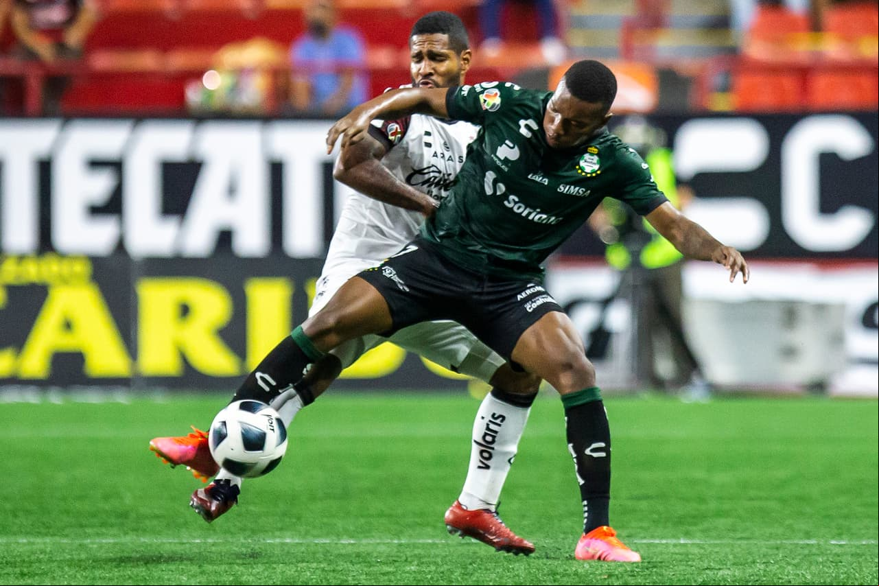 Santos luchaba pero no lograba concretar.