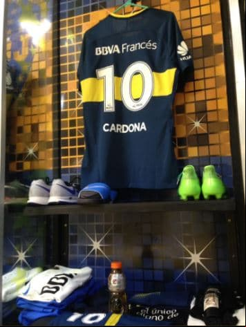 Días después se confirmó que llevaría el histórico '10' de Boca, el cual han usado jugadores del calibre de Diego Maradona, Juan Román Riquelme y Carlos Tévez.
