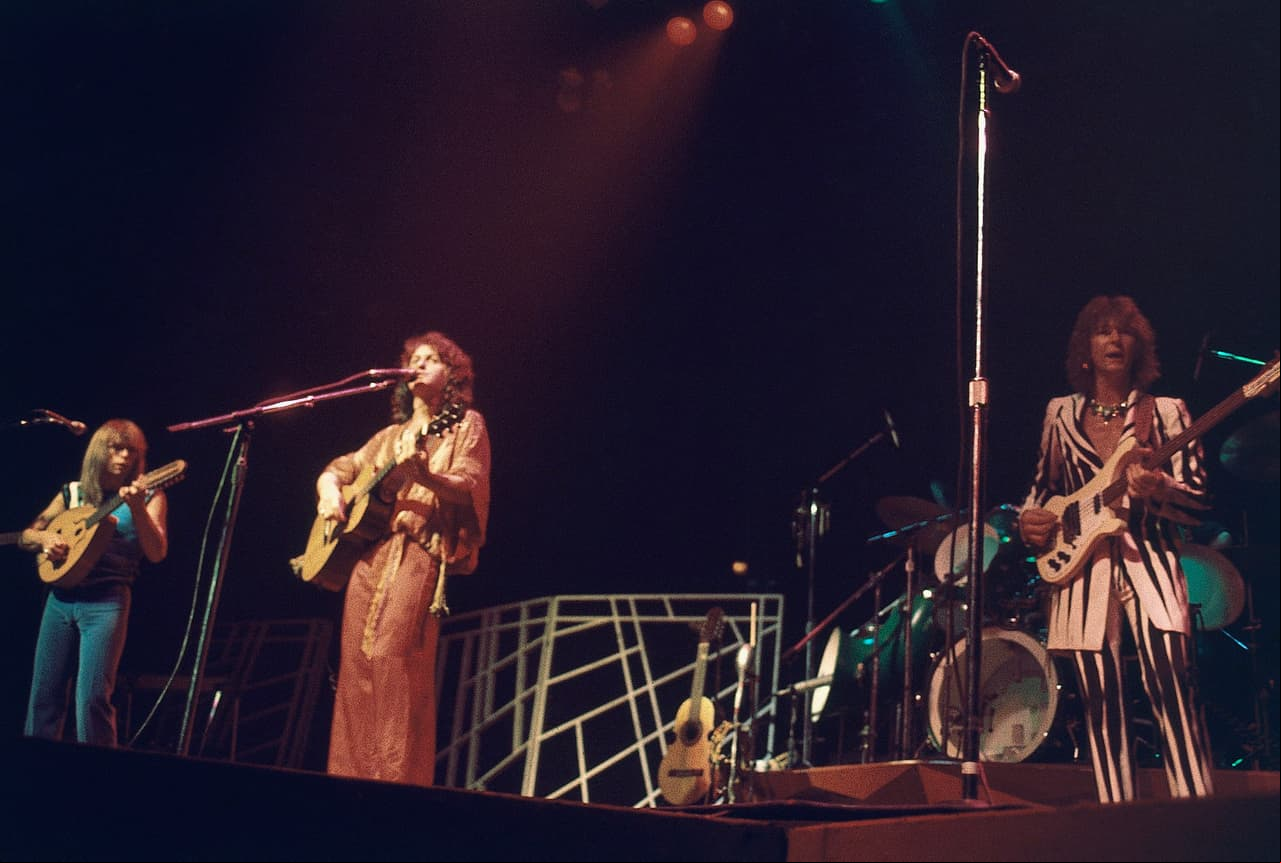 En 1969, la banda de rock progresivo ‘Yes’ inauguró el recinto en su faceta musical y en 1972, Wembley recibió el primer festival musical en su historia: ‘The London Rock & Roll Show’. Doce años más tarde, comenzaría el amor entre Queen y Wembley.
