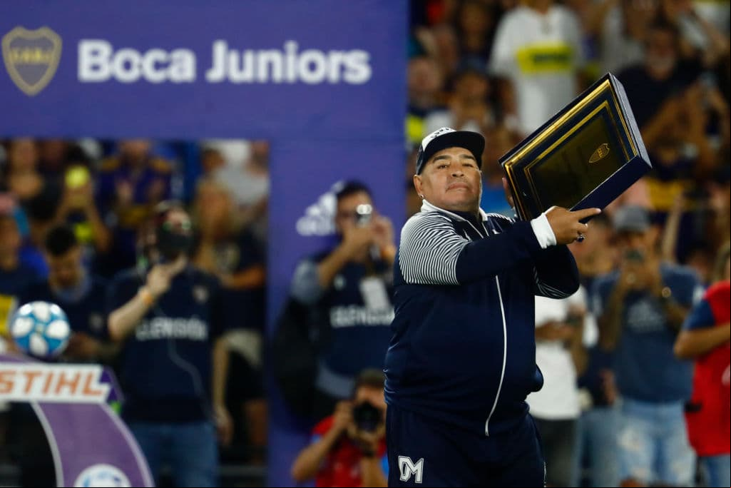 El Diego recibe una placa y la muestra a la afición.