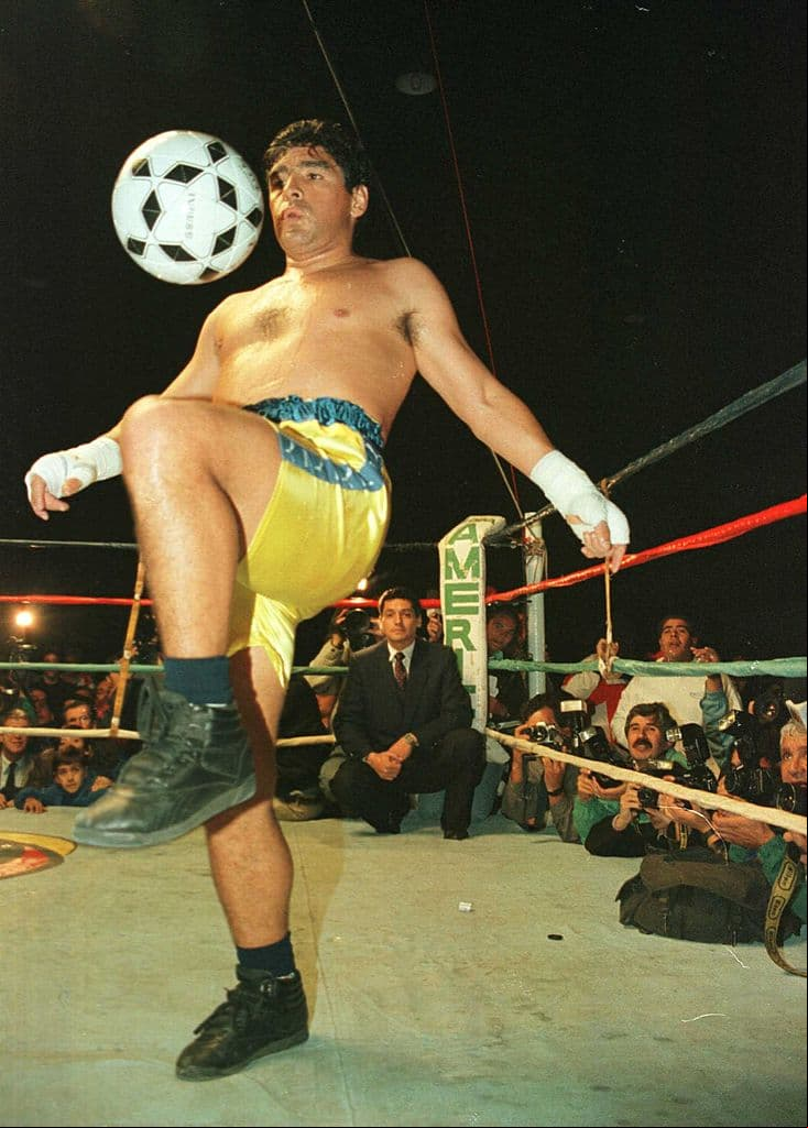 El día que Diego subió al ring en una función de caridad contra Falucho Lacier. Aquella función en 1996 terminó en empate después de tres asaltos.