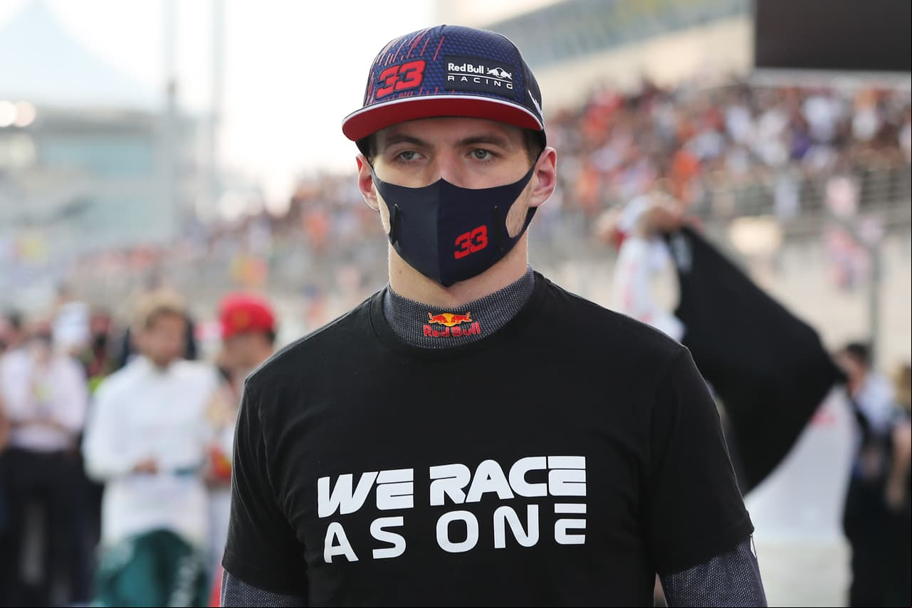 Max Verstappen es campeón del mundo y se corona en el Gran Premio de Abu Dhabi tras vencer a Lewis Hamilton en la última vuelta del Circuito Yas Marina. Carlos Sainz de Ferrari se quedó con la tercera posición y el mexicano 'Checo' Pérez quedó fuera de la carrera.