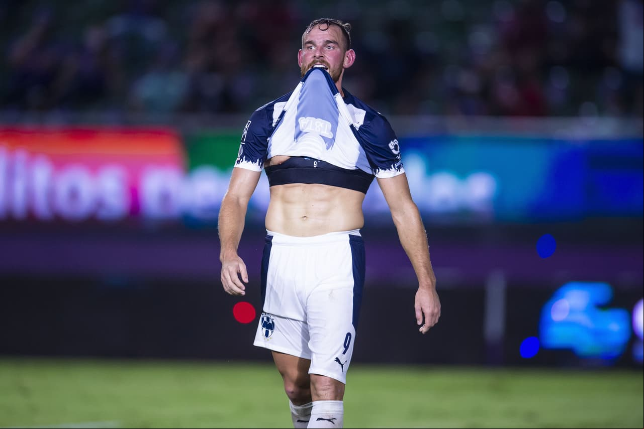 Monterrey hirió al Mazatlán en el Kraken | Rayados, con goles de Hurtado y Sánchez, despachó al cuadro cañonero; Sanvezzo descontó, pero se diluye el sueño del repechaje.
