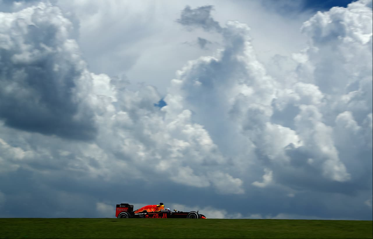 Daniel Ricciardo tuvo una intensa jornada de práctica en la pista de Interlagos con miras al Gran Premio de Brasil de Fórmula Uno, bajo un cielo que adornó el paisaje.