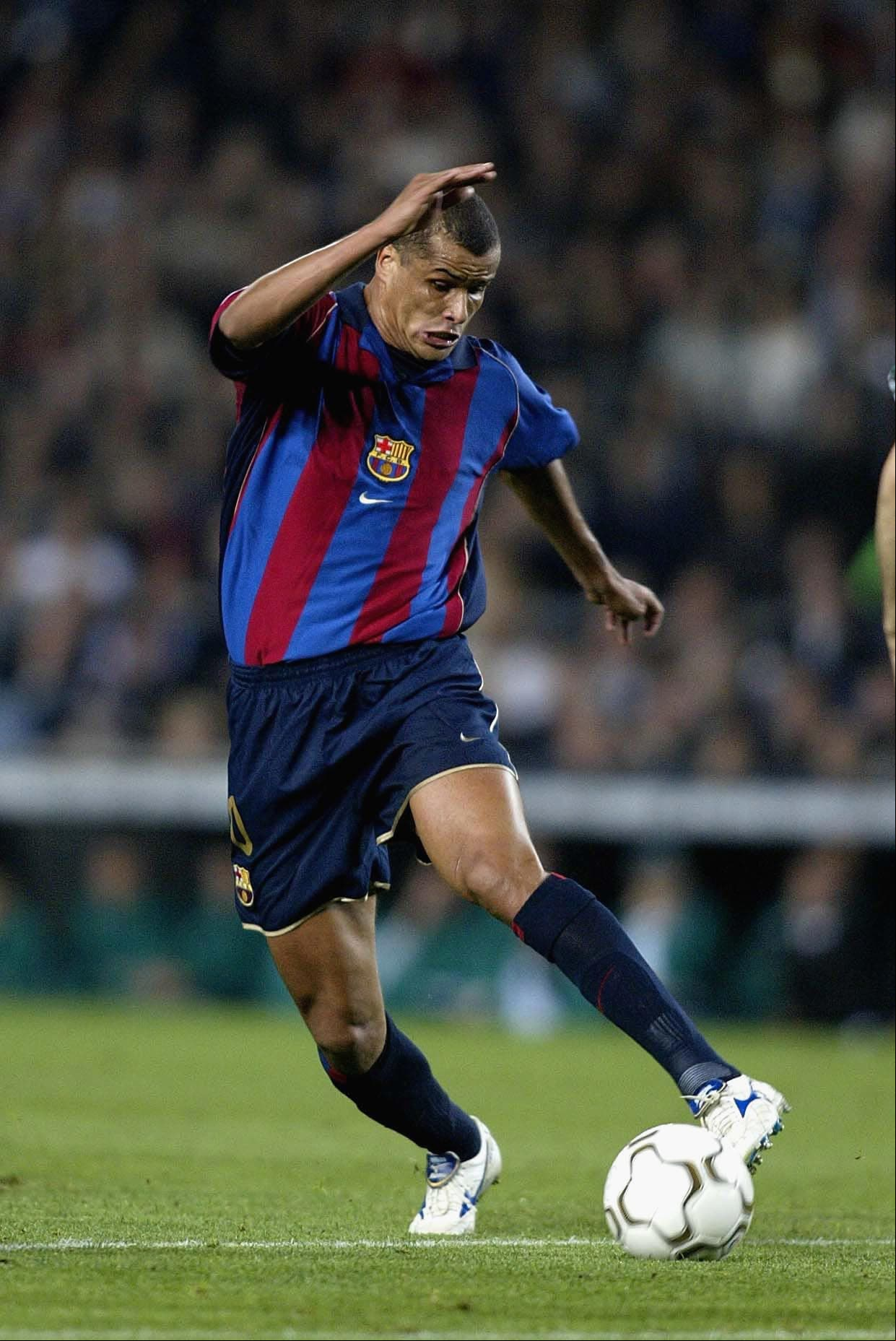 Rivaldo llegó en 1997 a Barcelona y casi de inmediato se convirtió en una figura del club. Aunque duró hasta 2002, se le recuerda por su capacidad goleadora y su calidad para resolver con elegancia en el arco rival.