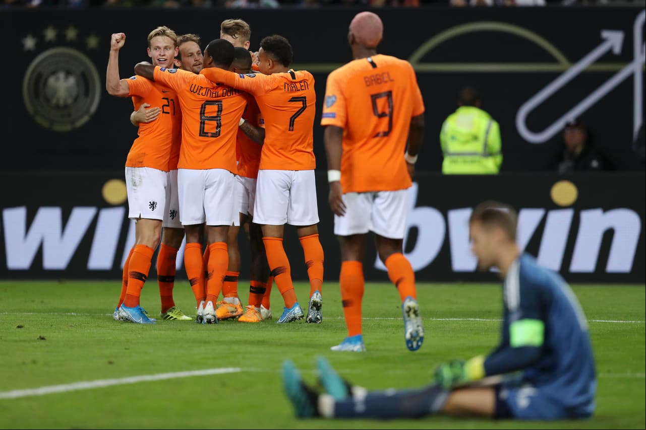 Alemania vencía 1-0 tras un gran primer tiempo pero Holanda mejoró con los cambios de Koeman y remontó en la segunda parte. Frenkie de Jong, Donyell Malen, Georginio Wijnaldum y un autogol de Jonathan Tah permitieron la remontada frente a los germanos que se adelantaron con gol de Gnabry y recortaron distancias gracias al penal bien ejecutado por Toni Kroos.