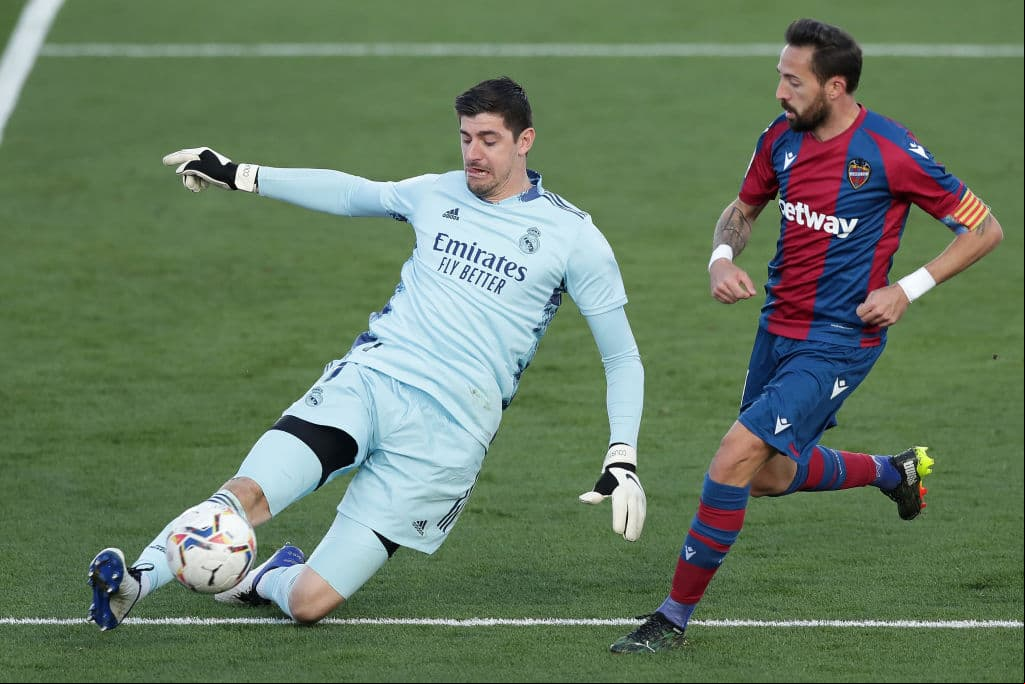 Militao (9’) dejó a los merengues con diez hombres en la cancha desde los primeros minutos del cotejo. Asensio (13’) abría el marcador y Morales (32’) igualaba los cartones. Levante falló un penal, pero Martí (78’) se encargó de darle vuelta al partido. Benzema salió a los 82’ de juego. Real Madrid se queda con 40 puntos y Levante llega a 26.