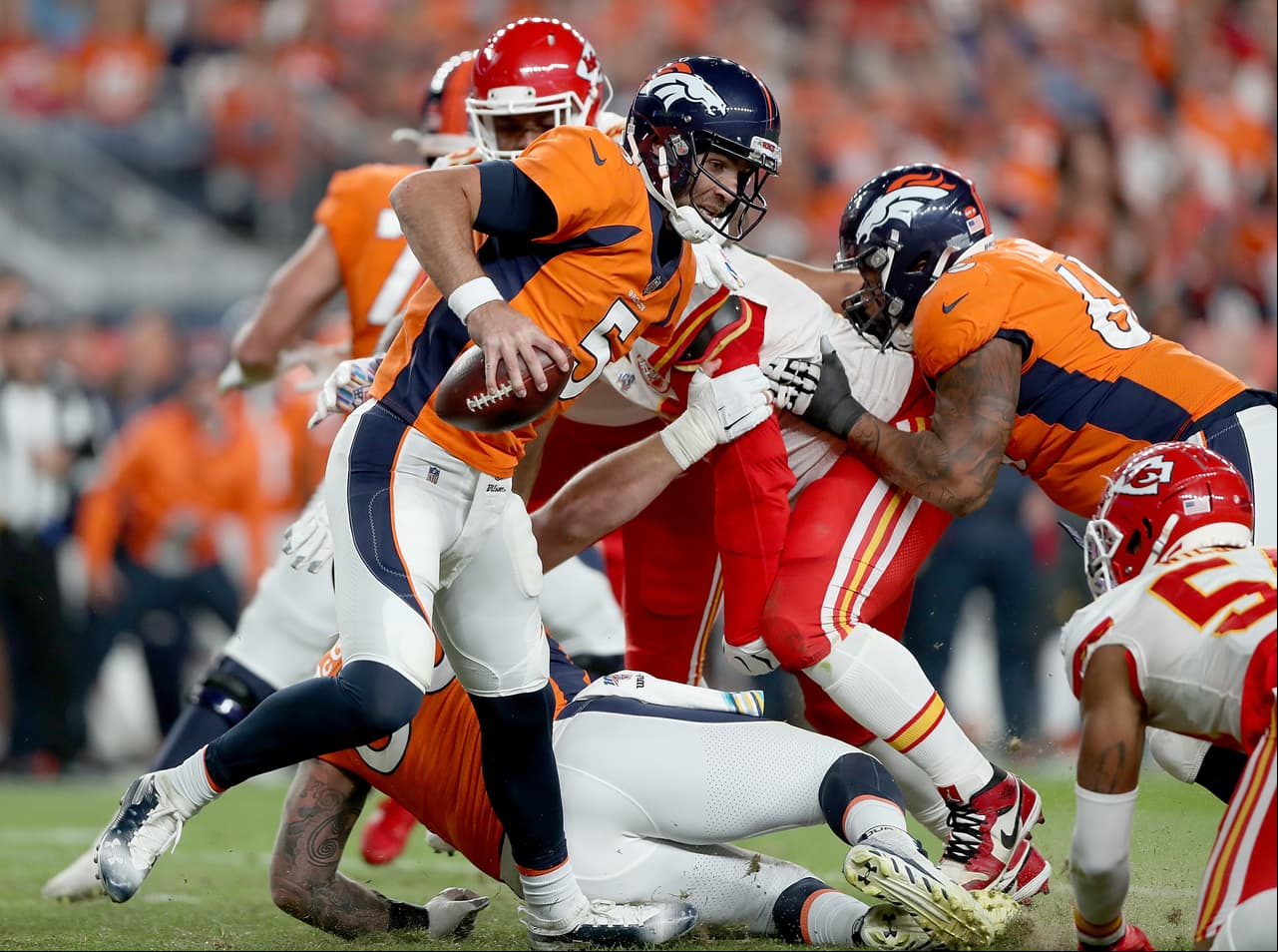 Los Kansas City Chiefs vencen a los Denver Broncos 30-6, pero pierden a Patrick Mahomes por lesión en la rodilla.