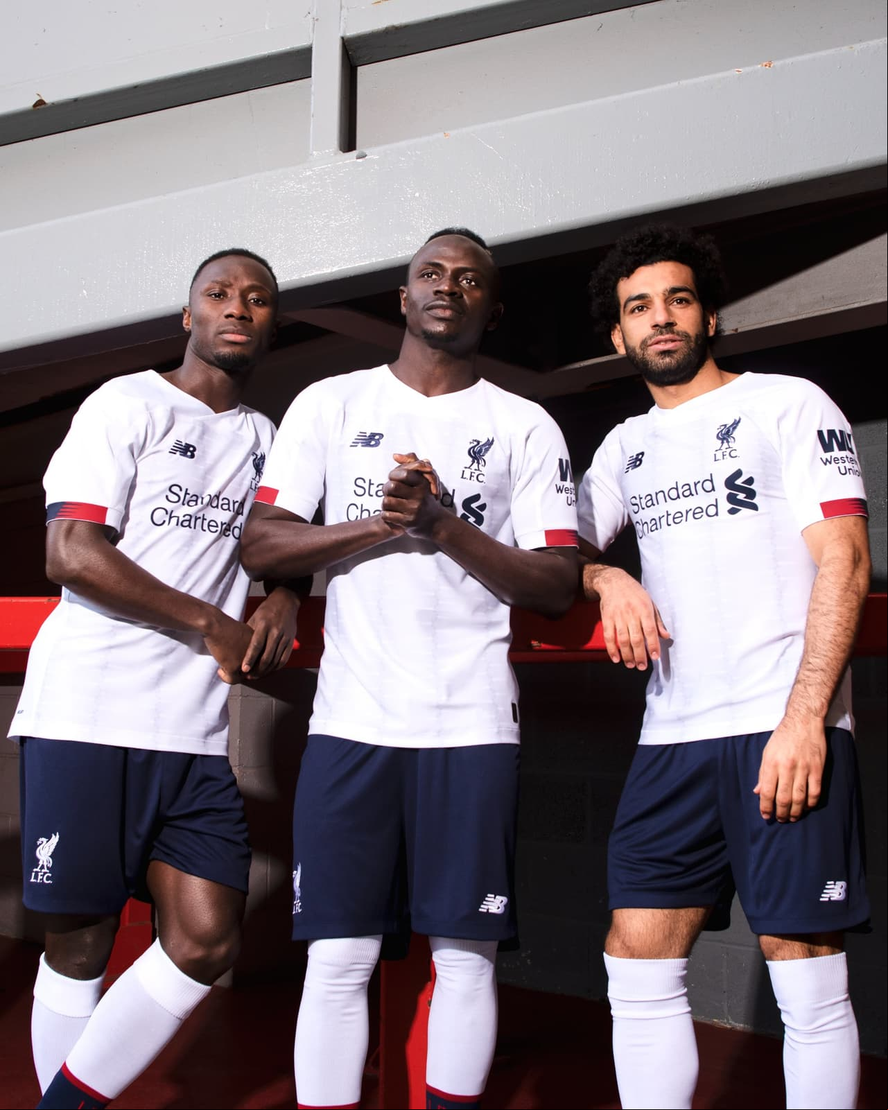 El nuevo campeón de la UEFA Champions League ha dado a conocer su segunda piel para la siguiente temporada en la que no solo tendrá el reto de sostener su corona europea, sino pelear por ganar la Premier. Este kit será blanco con algunos detalles rojos y azules oscuros.