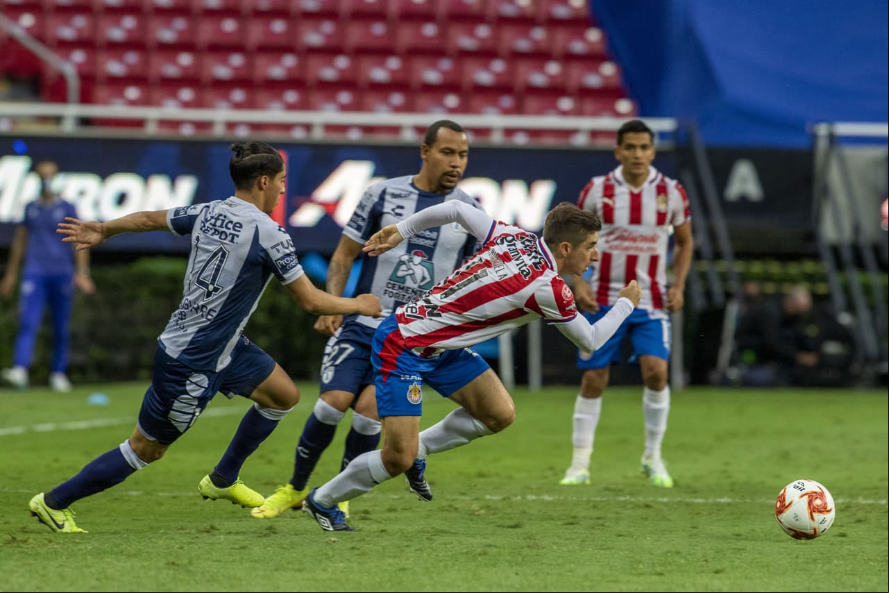 Guadalajara se fue al frente durante la segunda mitad buscando el gol que abriera el marcador.