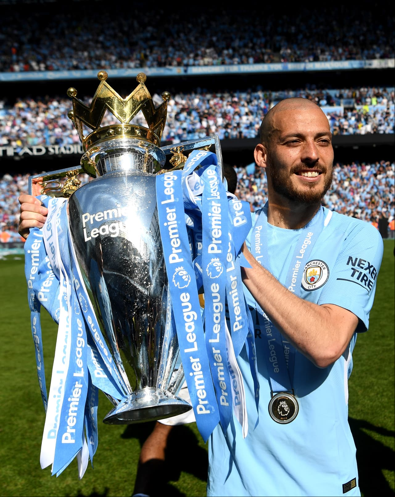 Al final de esa temporada la alegría fue máxima cuando al Manchester City se coronó campeón por tercera vez en esta etapa de reestructuración de la Premier League.