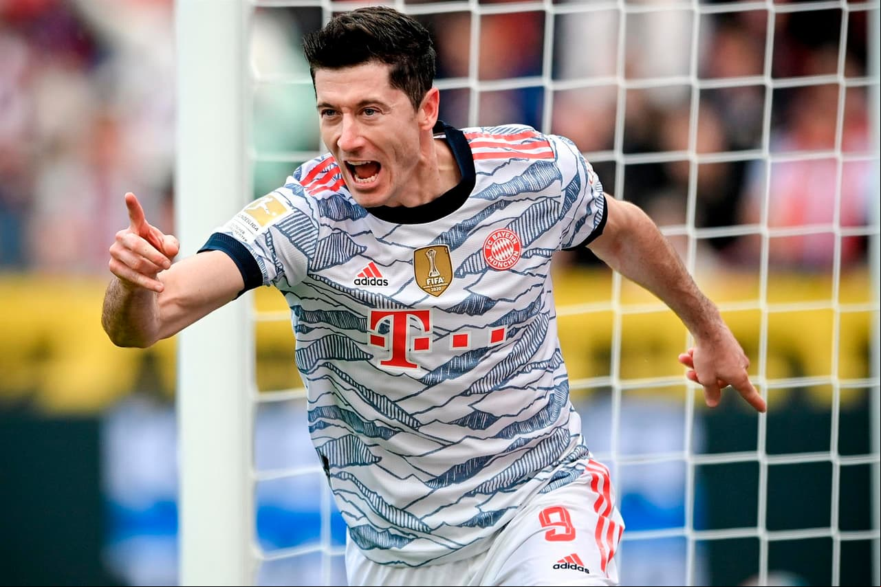 Bayern Munich se impone con goliza durante su visita al Bayer Leverkusen 5-1, durante la octava jornada de la Bundesliga. Robert Lewandowski abrió el marcador al 5' y al 30' ya le daba el triunfo a los bávaros, Müller y Gnabry hicieron lo propio y, en la primera mitad ya derrotaban al local. Fue al 55' cuando Patrik Schick sumó uno.