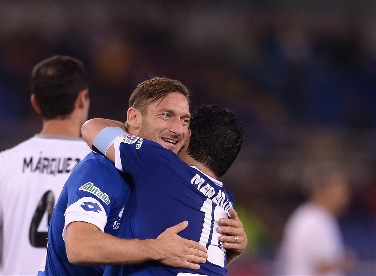 El partido reunió a los ídolos de varias generaciones de aficionados al fútbol, ya que también jugaron futbolistas en activo como sco Totti, el español Bojan Krkic, los argentinos Diego Perotti o Nicolás Burdisso.