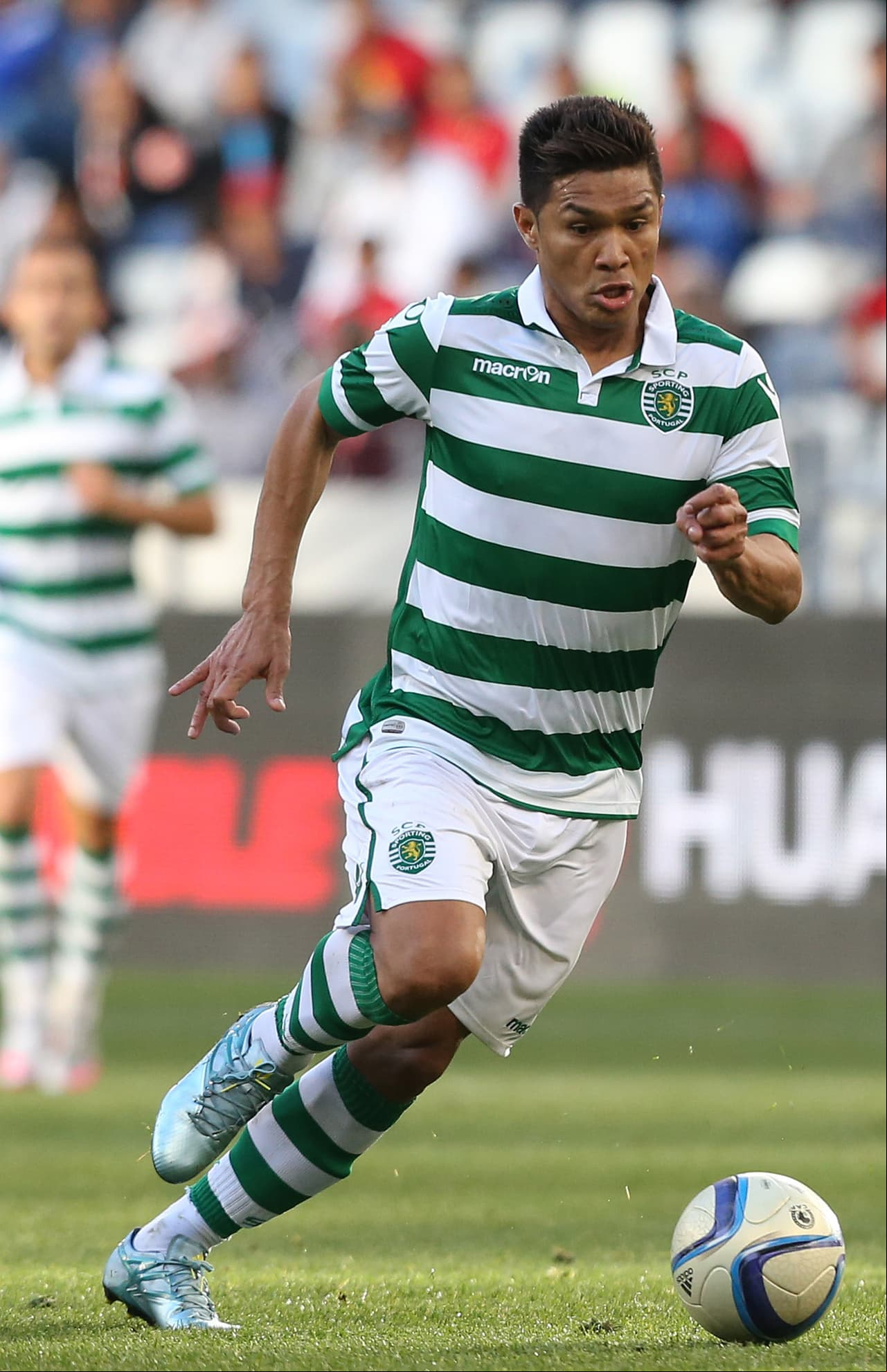 Destacaron las contrataciones del mediapunta Bryan Ruiz, que capitaneó a la selección costarricense hasta cuartos de final en el último Mundial, y del delantero colombiano Teófilo Gutiérrez, también integrante habitual de la selección cafetera.