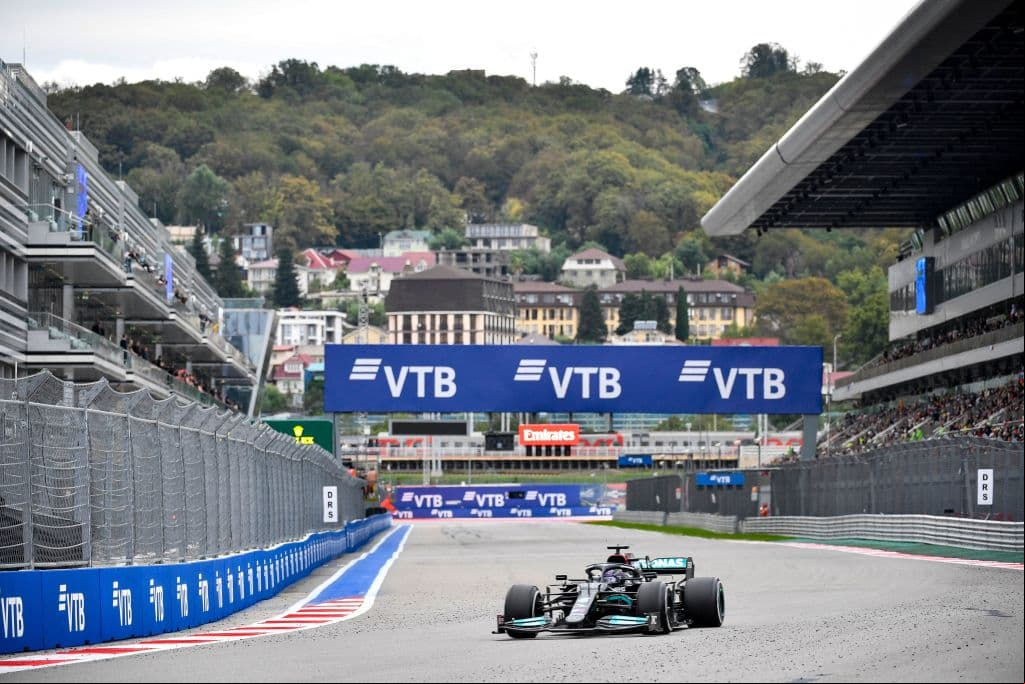 Lewis Hamilton se lleva el Gran Premio de Rusia tras una carrera muy caótica que tuvo muchos altibajos y así el piloto británico suma su victoria número 100. Max Verstappen de Red Bull quedó segundo y Carlos Sainz llegó en la tercera posición. El mexicano Sergio Pérez tras ocupar la primera posición de la carrera, cayó hasta el noveno lugar en la Formula 1.
