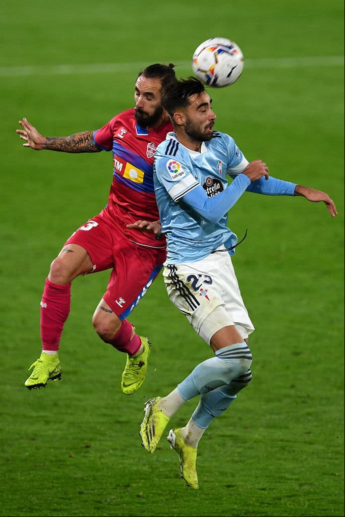 Con doblete de Santi Mina (45’, 68’) y otro tanto de Brais Méndez (45+2’), el cuadro de Néstor Araujo se impuso 3-1 al Elche; Emiliano Rigoni (50’) descontó por los visitantes. Celta de Vigo llegó a 29 unidades y Elche se quedó con 18, peligrando así su permanencia en el máximo circuito. Celta y Elche se medirán al Valencia y Eibar, respectivamente, en la siguiente fecha de La Liga.