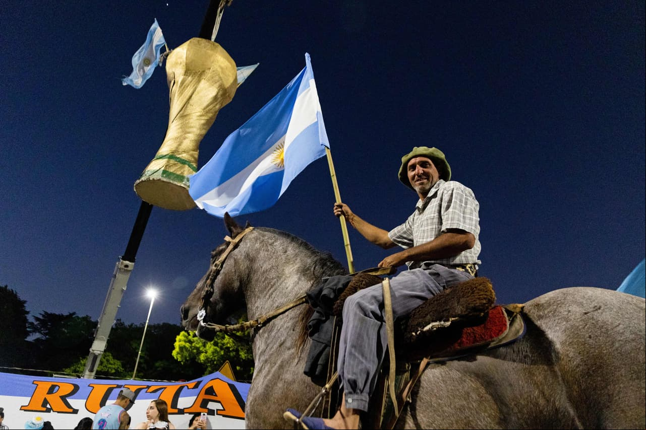 Festejos de la selección argentina en Buenos Aires tras ganar el Mundial Qatar 2022.