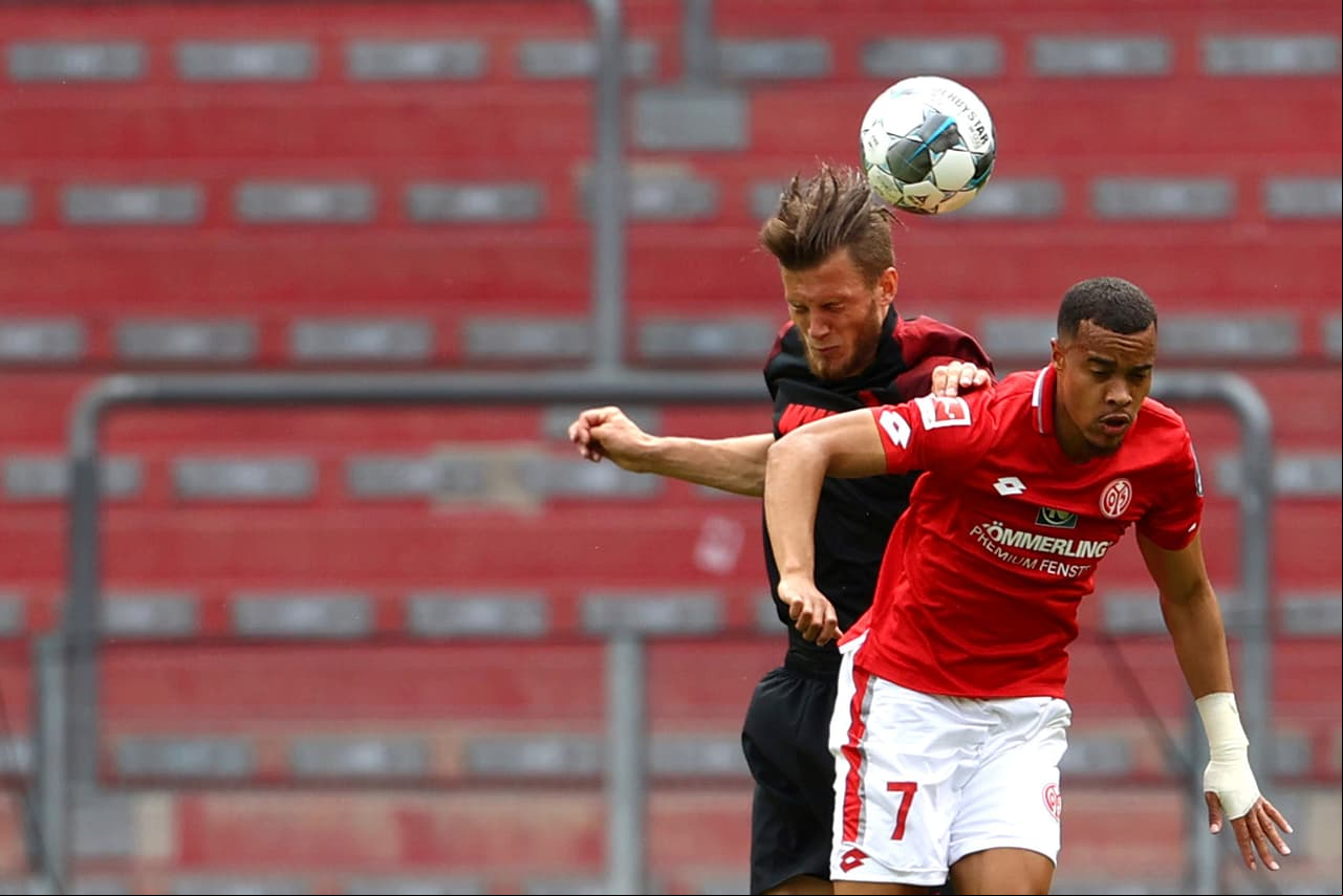 Tremendo duelo aéreo entre Jeffrey Gouweleeuw y Robin Quaison.