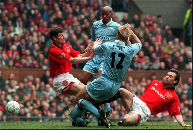 David Bustt: el inglés sufrió una grave lesión en un partido entre Conventry y Manchester United, esto lo orilló a retirarse tras fracturas tras un choque con Denis Irwin.